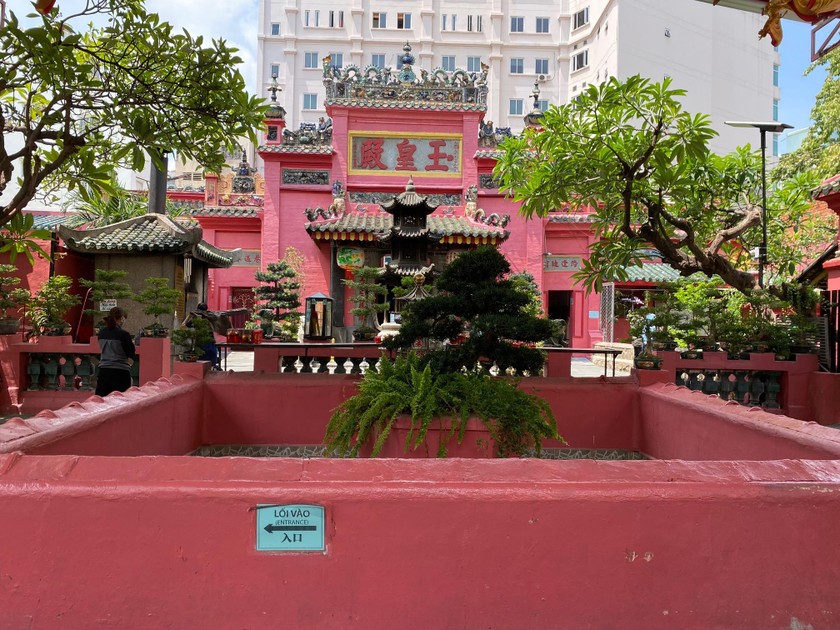 Khuôn viên chùa Ngọc Hoàng yên bình giữa lòng phố thị.