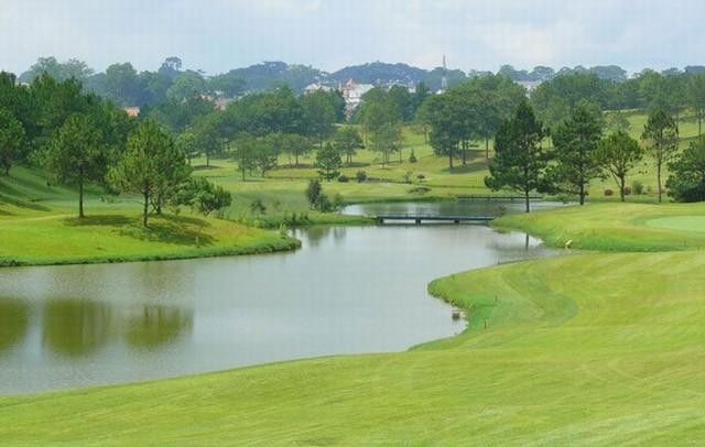 Sân golf Đà Lạt Palace đạt tiêu chuẩn quốc tế sân golf 18 lỗ.