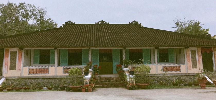 Ngôi nhà Trăm cột tại Long An xây dựng theo lối nhà Rường đặc trưng của xứ Huế.