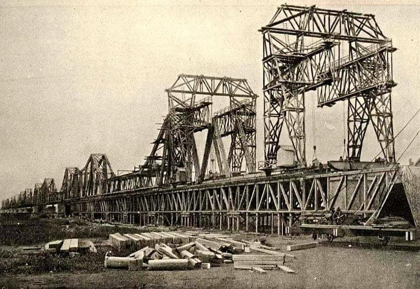 -Cầu Long Biên khi xây dựng năm 1901 (ảnh st).