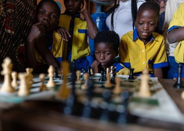 Trẻ em ở khu ổ chuột Makoko được học cờ vua. 