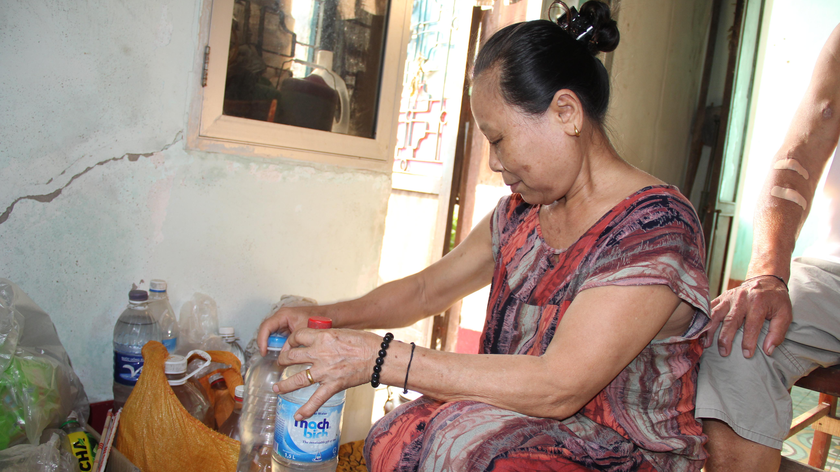 Bà Huyên tận dụng chai nhựa để dự trữ nước uống.