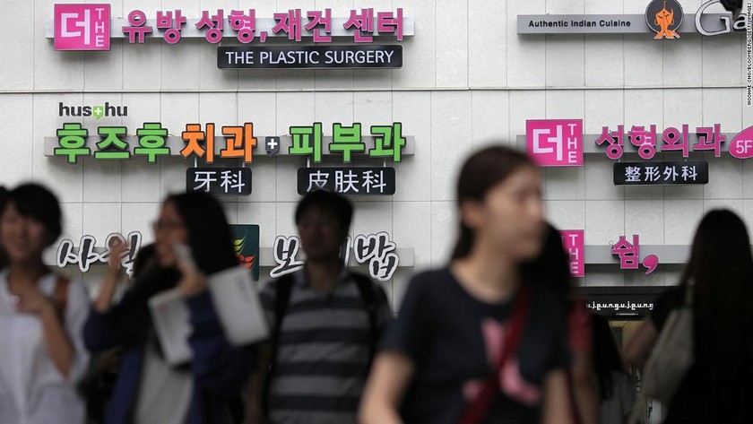 Biển hiệu phòng khám phẫu thuật thẩm mỹ bên hông một tòa nhà ở khu Sinsa-dong, quận Gangnam, Seoul, Hàn Quốc. Ảnh- CNN