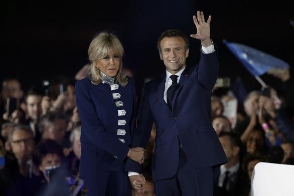 Vợ chồng Tổng thống Pháp Emmanuel Macron ăn mừng kết quả tại Paris tối 24/4. 