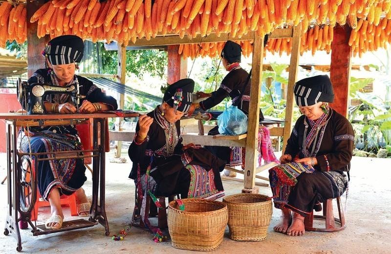 Phụ nữ dân tộc Lự vẫn giữ được nghề dệt thổ cẩm truyền thống để tạo ra những bộ trang phục đặc trưng.