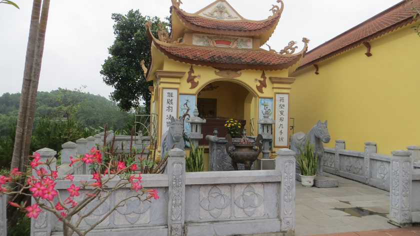 Lăng mộ ngài Côn Nhạc Đại vương trong khuôn viên chùa Trúc Lâm - Hạ Hòa,