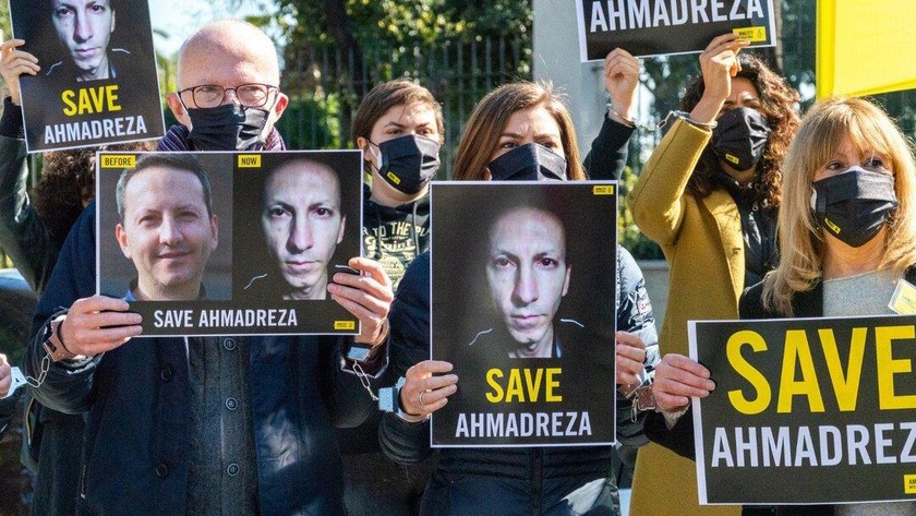 Nhiều người biểu tình phản đối việc thi hành án tử hình đối với Ahmadreza Djalali. 