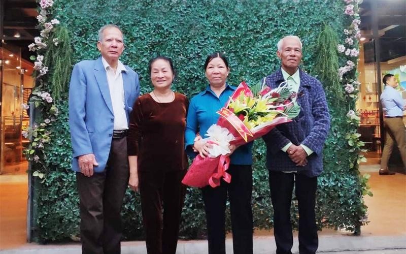 Vợ chồng bà Thu (ôm hoa) trong một lần ra Thái Nguyên thăm vợ chồng cựu chiến binh Phạm Văn Hùng.
