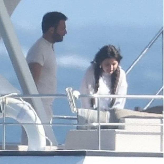 Hình ảnh được cho là cặp đôi đang hẹn hò trên du thuyền.