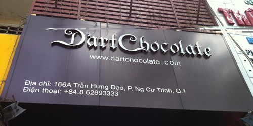 Nhãn hiệu D’art Chocolate được in trên bảng hiệu của trụ sở công ty Elan