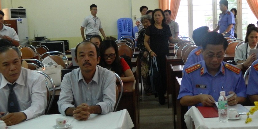 Ông Trương Bá Nhàn (thứ 2, từ trái sang) tại buổi xin lỗi của Viện KSDN TPHCM