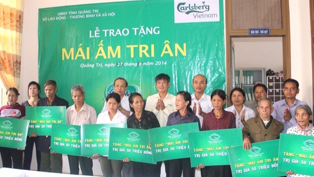 Đại diện Công ty Bia Huế và Công ty Thương mại Carlsberg Việt Nam trao 10 “mái ấm tri ân”  các gia đình người Pa Kô, Vân Kiều có cồng với cách mạng.