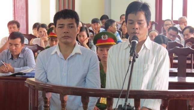 Khi được nói lời sau cùng, cả hai kẻ giết người máu lạnh Hồ Văn Công và Hồ Văn Thành đều bật khóc trước tòa.