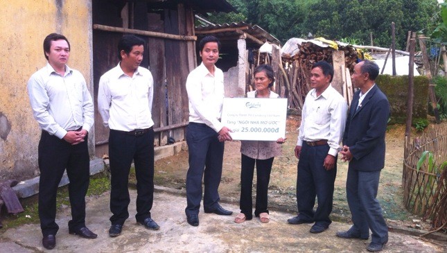 Anh Lê Minh Đức, đại diện Công ty TNHH Thương mại Carlsberg Việt Nam trao "Mái ấm tri ân" cho các hộ gia đình