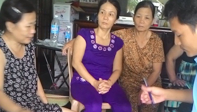 Mẹ nạn nhân L.(người ngồi bên trái) kể lại sự việc với PV