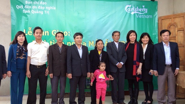 Đại diện Carlsberg Việt Nam tại Lễ Khánh thành nhà ông Nguyễn Trọng Tài