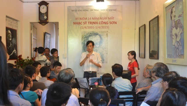 Đông đảo văn nghệ sỹ có mặt từ rất sớm tại gác Trịnh