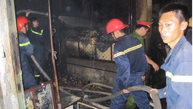 Lực lượng cứu hộ đang dập đám cháy