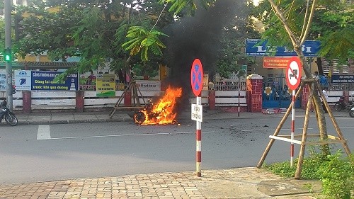 Chiếc xe máy bất ngờ bốc cháy dữ dội