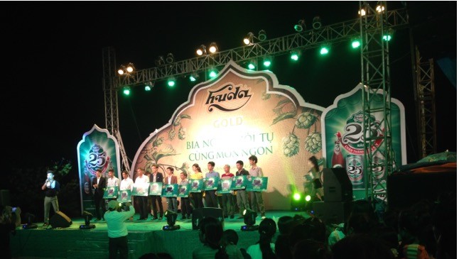 , Carlsberg Việt Nam trao giải cho các khách hàng trúng thưởng giải nhất chương trình khuyến mại “Bật nắp Huda – mở tiệc vui ca” tại Quảng Bình. 