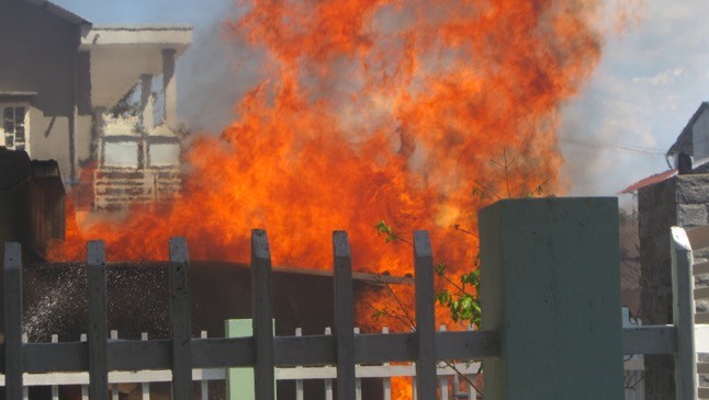 Dập hỏa hoạn xưởng làm tre, một cán bộ dân phố bị điện giật