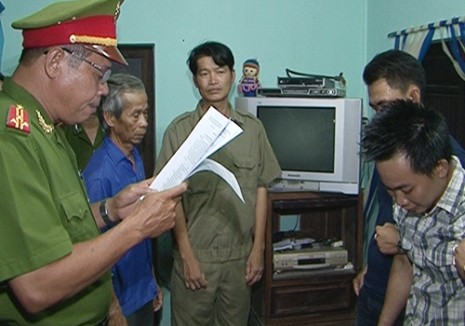 Cơ quan công an đọc lệnh bắt Vinh tại nhà riêng