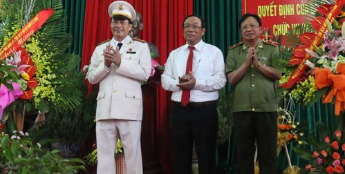 Ông Nguyễn Văn Cao, Chủ tịch UBND tỉnh Thừa Thiên – Huế chúc mừng Thiếu tướng Mai Văn Hà và Đại tá Lê Quốc Hùng