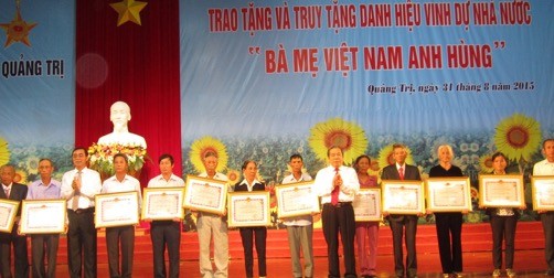 Thân nhân các Bà mẹ Việt Nam anh hùng tại Lễ trao và truy tặng
