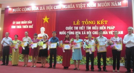 Lãnh đạo tỉnh Thừa Thiên Huế trao giải cho các tác giả đạt giải