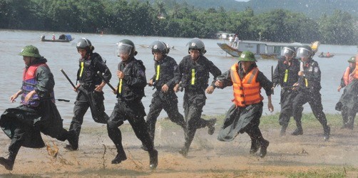 Các lực lượng diễn tập cứu nạn trên sông Hương