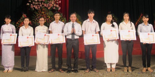 Tiến sỹ Đoàn Đức Lương trao học bổng cho các em sinh viên năm học 2014-2015