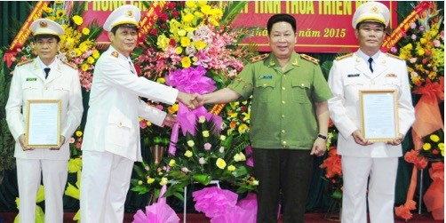 Trung tướng Bùi Văn Thành trao quyết định thành lập Cảnh sát PCCC Thừa Thiên-Huế.