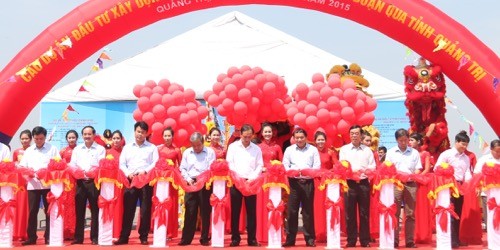 Lãnh đạo Bộ GTVT và tỉnh Quảng Trị cắt băng thông xe dự án