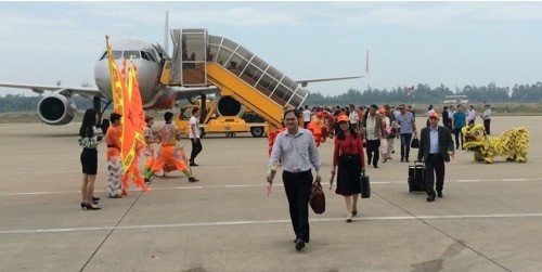 Những hành khách đầu tiên đáp chuyến bay từ Đà Lạt đến Huế