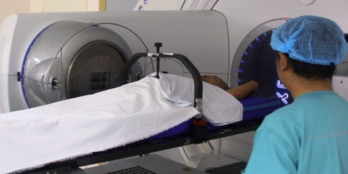 Cụ bà Lê Thị M, đang được xạ phẫu điều trị ung thư gan bằng máy gia tốc Elekta Axesse.