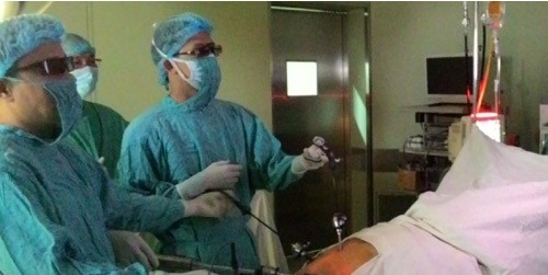 Ê kíp bác sỹ đang thưc hiện ca mổ bằng kỹ thuật 3D tại bệnh viện Trung ương Huế.