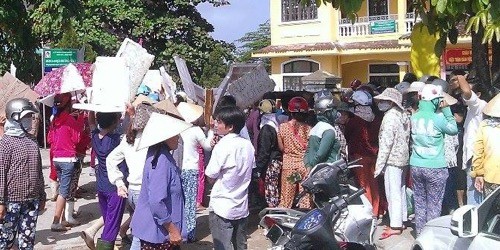 Rất đông bà con tiểu thương kéo đến UBND phường Phú Hậu phản đối di dời chợ