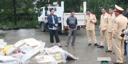 Số thịt bốc mùi bị CSGT Thừa Thiên Huế phát hiện trên xe khách