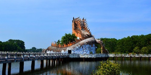 Biểu tượng chính của công viên nước hồ Thủy Tiên trong kinh dị