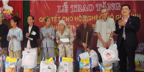 Ông Đoàn Văn Khải, Chủ tịch Công đoàn NHCSXH Việt Nam trao quà cho bà con