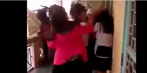 Các em học sinh lớp 7 đánh nhau tại trường (Hình ảnh cắt từ clip)