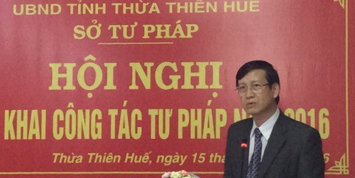 Ông Phan Văn Qủa, Phó giám đốc phụ trách Sở Tư pháp trình bày báo cáo tại Hội nghị