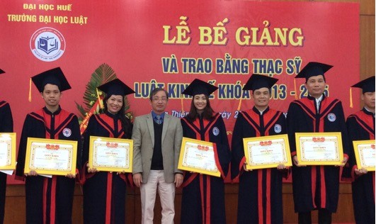 PGS, TS Đoàn Đức Lương trao Giấy  khen cho các học viên xuất sắc