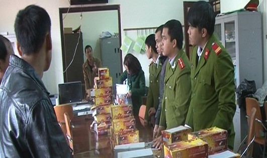 Cơ quan công an thu giữ   các loại pháo nổ tại đường Phan Đăng Lưu, TP.Huế