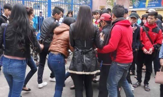 : Nữ sinh bị đánh hội đồng ngay trước cổng trường