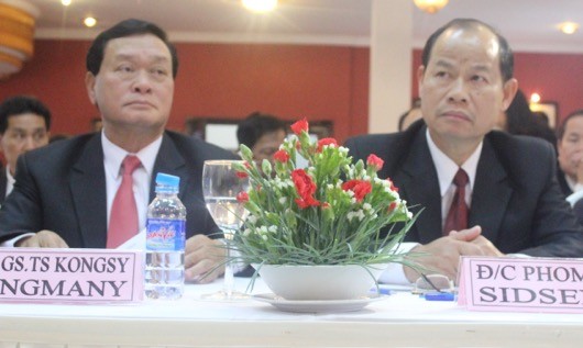 Đại sứ quá Lào Phomma Sidsena và phó GS.TS Kongsy Sengmany Thứ trưởng bộ GD & TT Lào tham dự hội nghị