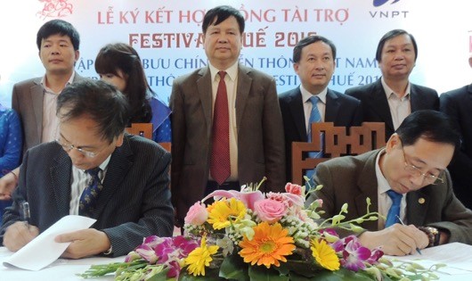 Đại diện VNPT ký kết tài trợ cho Festival Huế 2016
