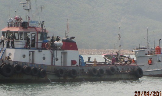Chiếc tàu cá Trung Quốc được đưa vào bờ thành công.
