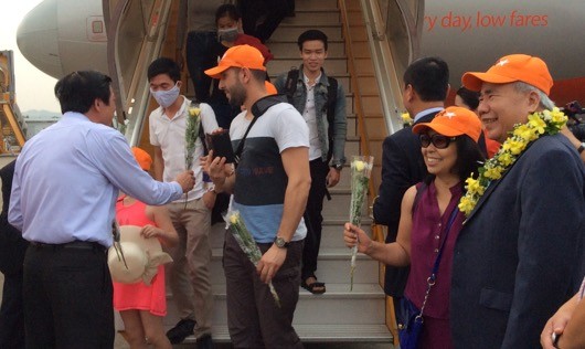 Lãnh đạo tỉnh Thừa Thiên Huế tặng hoa cho các hành khách đi chuyến bay Nha Trang - Huế đầu tiên