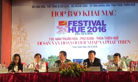 Ông Nguyễn Dung, Phó Chủ tịch UBND tỉnh Thừa Thiên Huế, Trưởng Ban tổ chức Festival Huế 2016 Chủ trì buổi họp báo